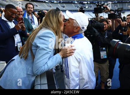 Parigi, Francia, 27th maggio 2022. Carlo Ancelotti, direttore del Real Madrid, bacia sua moglie Mariann Barrena McClay durante la formazione allo Stade de France di Parigi. Il credito d'immagine dovrebbe leggere: David Klein/Sportimage Credit: Sportimage/Alamy Live News Foto Stock