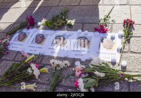 Londra, Regno Unito. 27th maggio 2022. Gli addetti alla pulizia e i sostenitori si riunirono fuori Downing Street chiedendo giustizia al pulitore di Whitehall Emanuel Gomes, morto da covid mentre i partiti erano tenuti a Downing Street, e in protesta contro il 'rispetto' nei confronti degli addetti alla pulizia. Credit: Vuk Valcic/Alamy Live News Foto Stock