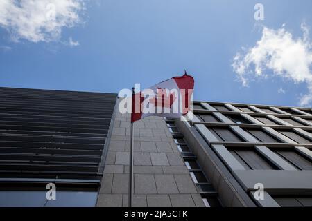 Berlino, Germania. 27th maggio 2022. Bandiera canadese all'esterno dell'edificio dell'Ambasciata canadese a Berlino il 27 maggio 2022. (Foto di Michael Kuenne/PRESSCOV/Sipa USA) Credit: Sipa USA/Alamy Live News Foto Stock