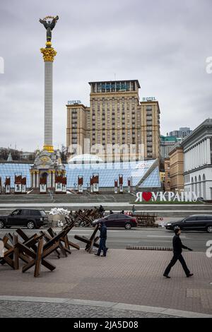 KIEV, UCRAINA - Apr 20, 2022: Siepi anticarro o siepi cechi sul lato della strada sono pronti per bloccare Piazza Indipendenza in caso di un Foto Stock