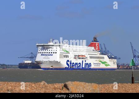 Stena Line traghetto Stena Hollandica lasciando Harwich Haven e passando Felixstowe Docks. Foto Stock
