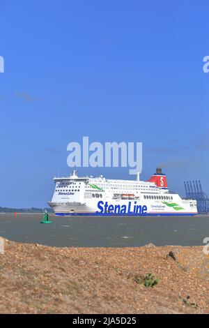 Stena Line traghetto Stena Hollandica lasciando Harwich Haven e passando Felixstowe Docks. Foto Stock