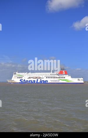 Stena Line traghetto Stena Hollandica lasciando Harwich Haven e passando Felixstowe Docks. Foto Stock