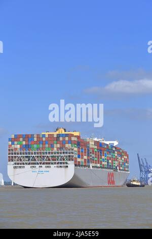 Nave container OOCL Hong Kong che entra a Harwich Haven e nel porto di Felixstowe assistita dai rimorchiatori Svitzer Kent e Svitzer Shotley. Foto Stock