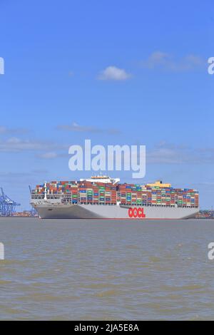 Nave Container OCL Hong Kong che entra nel porto di Felixstowe, Suffolk, Regno Unito. Foto Stock