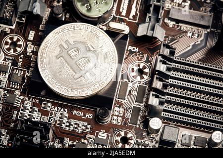 Bitcoin. Nuovi soldi virtuali. Bitcoins si trovano sulla scheda video, concetto di miniera. Foto Stock