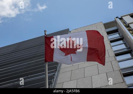 Berlino, Germania. 27th maggio 2022. Bandiera canadese all'esterno dell'edificio dell'Ambasciata canadese a Berlino il 27 maggio 2022. (Credit Image: © Michael Kuenne/PRESSCOV via ZUMA Press Wire) Foto Stock