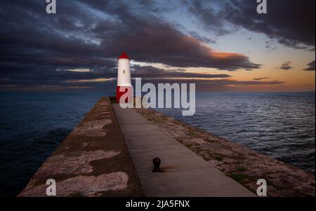 Il faro sul molo di Berwick, il faro più a nord dell'Inghilterra. Foto Stock