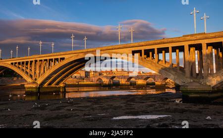 Il Royal Tweed Bridge fu aperto dal Principe di Galles il futuro Edoardo VIII nel 1928, Berwick upon Tweed, Northumberland, Inghilterra, Regno Unito Foto Stock