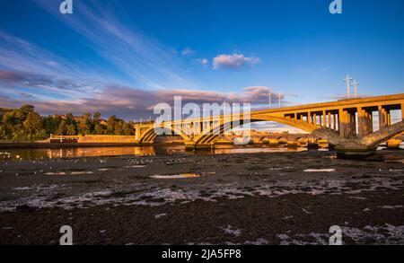 Il Royal Tweed Bridge fu aperto dal Principe di Galles il futuro Edoardo VIII nel 1928, Berwick upon Tweed, Northumberland, Inghilterra, Regno Unito Foto Stock