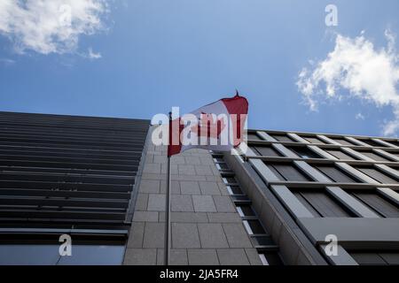 Berlino, Germania. 27th maggio 2022. Bandiera canadese all'esterno dell'edificio dell'Ambasciata canadese a Berlino il 27 maggio 2022. (Credit Image: © Michael Kuenne/PRESSCOV via ZUMA Press Wire) Foto Stock