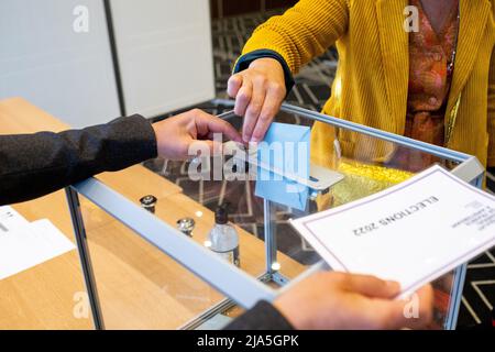 Seggio per i francesi residenti all'estero per il secondo turno delle elezioni presidenziali francesi. Amsterdam. Foto Stock