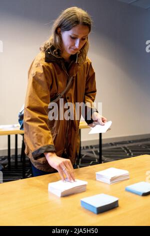 Seggio per i francesi residenti all'estero per il secondo turno delle elezioni presidenziali francesi. Amsterdam. Foto Stock