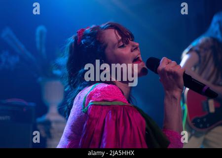 Nottingham, Regno Unito, 27th maggio 2022, la cantante/cantautore britannico Kate Nash suona alle sale di salvataggio di Nottingham come parte del suo tour britannico del 2022 Credit Paul Smith/Alamy Live News Foto Stock