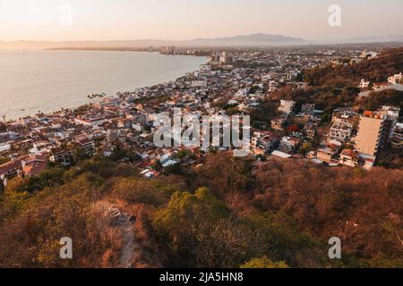 Affacciato sulla città di Puerto Vallarta, Messico, al tramonto. La maggior parte degli edifici è composta da un mix di hotel e residenze Foto Stock