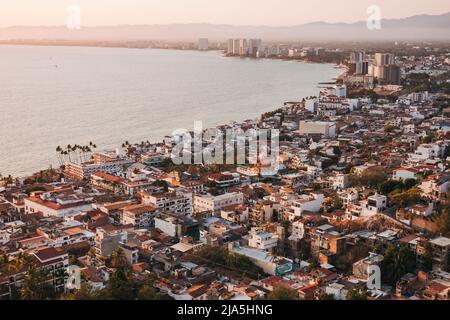 Affacciato su Puerto Vallarta, Messico, da Mirador el Cerro de la Cruz al tramonto. Un mix di hotel e residence comprende la maggior parte della città Foto Stock