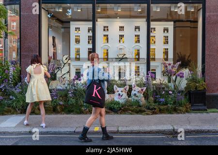 Chelsea, Londra, UK, 27th May 2022.Visitors posare con installazioni floreali al festival annuale gratuito di fiori di Chelsea, 'Chelsea in Bloom', che si svolge dal 23 al 28th maggio 2022, quest'anno il tema è 'British Icons'. Amanda Rose/Alamy Live News Foto Stock