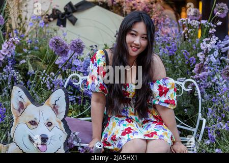 Chelsea, Londra, UK, 27th May 2022.Visitors posare con installazioni floreali al festival annuale gratuito di fiori di Chelsea, 'Chelsea in Bloom', che si svolge dal 23 al 28th maggio 2022, quest'anno il tema è 'British Icons'. Amanda Rose/Alamy Live News Foto Stock