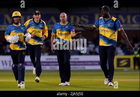 Birmingham Bears Jake Lintott (a sinistra) celebra il cazzo del Derbyshire Falcons Leus du Ploy con il compagno di squadra Carlos Brathwaite durante la partita di gruppo Vitality Blast T20 North presso l'Incora County Ground, Derby. Data foto: Venerdì 27 maggio 2022. Foto Stock