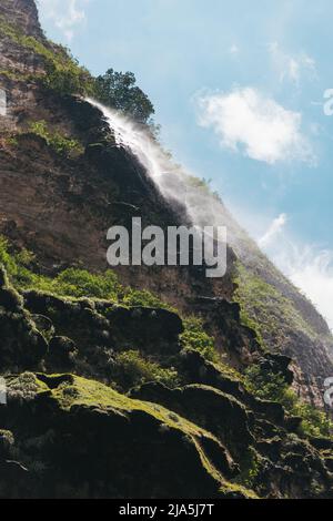 Una cascata nebulosa si spruzza da una scogliera nel canyon di Sumidero, un profondo canyon naturale popolare tra i turisti nello stato di Chiapas, Messico Foto Stock