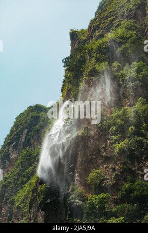 Una cascata nebulosa si spruzza da una scogliera nel canyon di Sumidero, un profondo canyon naturale popolare tra i turisti nello stato di Chiapas, Messico Foto Stock