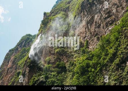 Una cascata nebulosa si spruzza da una scogliera nel canyon di Sumidero, un profondo canyon naturale popolare tra i turisti nello stato di Chiapas, Messico Foto Stock