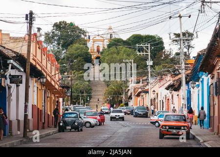 Strade colorate a San Cristobal de las Casas, una città coloniale sulle montagne di Chiapas, Messico. La chiesa di Iglesia del Cerrito è visibile dietro Foto Stock