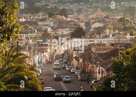 Un bellissimo tramonto dorato sulla pittoresca città di San Cristobal de las Casas, annidata tra le montagne di Chiapas, Messico Foto Stock