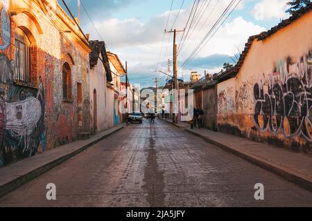 City Streets in una serata tranquilla a San Cristobal de las Casas, una città coloniale a Chiapas, Messico Foto Stock