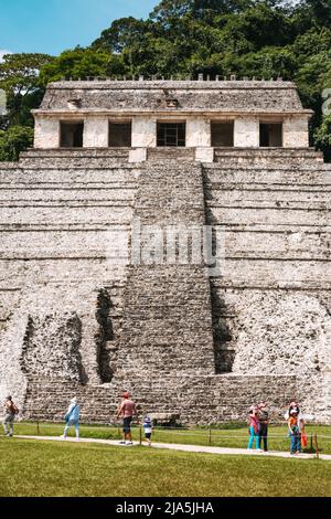 Il Tempio delle iscrizioni, la più grande struttura piramidale a gradini presso il sito archeologico Maya di Palenque nello stato di Chiapas, Messico Foto Stock