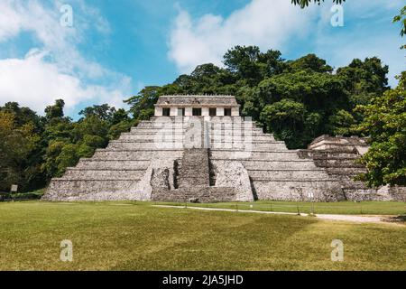 Il Tempio delle iscrizioni, la più grande struttura piramidale a gradini presso il sito archeologico Maya di Palenque nello stato di Chiapas, Messico Foto Stock