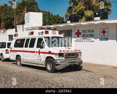 Un'ambulanza picchiata e rotta fuori di un ufficio della Croce Rossa del Messico a Lago Chapala, Jalisco, Messico Foto Stock