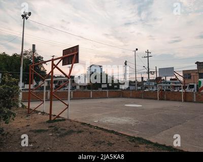 Un campo di pallacanestro e calcio a doppio scopo nella periferia esterna di Puerto Vallarta, Jalisco, Messico Foto Stock