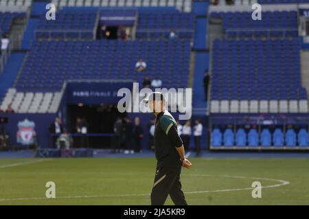 L'allenatore di Jurgen Klopp del Liverpool FC visto durante l'allenamento di Liverpool nello stadio Paris Saint Denis prima dei campioni finali della lega 2022. Foto Stock