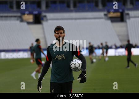 Alisson Becker portiere di Liverpool durante l'allenamento di Liverpool nello stadio Paris Saint Denis prima dei campioni finali della lega 2022. Foto Stock