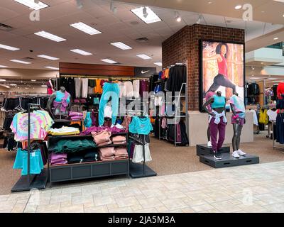 Springfield, il USA - 2 maggio 2022: Una mostra di abbigliamento Nike femminile in vendita presso il negozio di articoli sportivi Scheels di Springfield, Illinois. Foto Stock