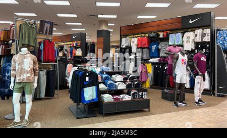 Springfield, il USA - 2 maggio 2022: Una mostra di abbigliamento Nike da uomo in vendita presso il negozio di articoli sportivi Scheels di Springfield, Illinois. Foto Stock