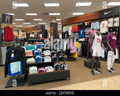 Springfield, il USA - 2 maggio 2022: Una mostra di abbigliamento Nike da uomo in vendita presso il negozio di articoli sportivi Scheels di Springfield, Illinois. Foto Stock