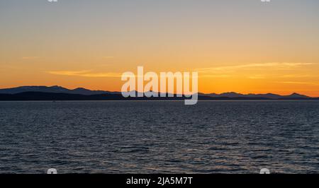 Cielo al tramonto sull'oceano pacifico, Isole del Golfo del Sud, stretto di Georgia. Foto Stock