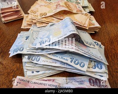 Banconote in pacchetto con set di denaro per la Turchia. Carta denaro 200, 100, 50, 20 PROVA. Stile piatto. Isolato su sfondo bianco Foto Stock