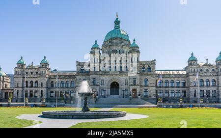 Victoria, BC, Canada - Aprile 14 2021 : edifici del Parlamento della Columbia Britannica. Fontana dell'Assemblea legislativa. Foto Stock