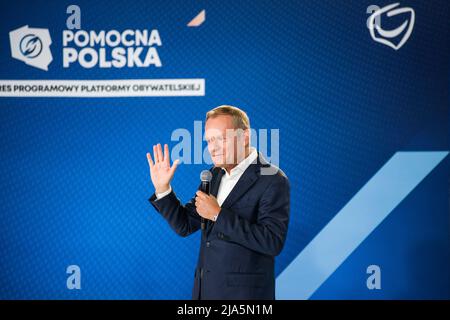 Varsavia, Polonia. 27th maggio 2022. Donald Tusk, leader dell'opposizione di alto livello, parla durante la convention. La convenzione della piattaforma Civica (Platforma Obywatelska PO) - il più grande partito di opposizione in Polonia ha tenuto una convenzione con il titolo "utile Polonia". Il tema principale era l'inflazione galoppante e il deterioramento delle condizioni di vita dei cittadini medi. Il convegno è stato presieduto da Donald Tusk - il presidente della piattaforma Civica ed ex primo ministro. (Foto di Attila Husejnow/SOPA Images/Sipa USA) Credit: Sipa USA/Alamy Live News Foto Stock