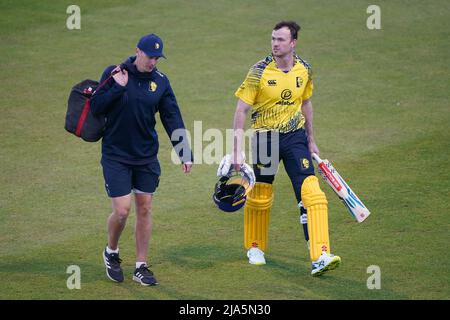 L'Ashton Turner di Durham lascia il campo con una ferita alla spalla durante la partita di gruppo di Vitality Blast T20 nord al County Ground di Northampton. Data foto: Venerdì 27 maggio 2022. Foto Stock