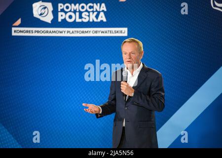 Varsavia, Polonia. 27th maggio 2022. Donald Tusk, leader dell'opposizione di alto livello, parla durante la convention. La convenzione della piattaforma Civica (Platforma Obywatelska PO) - il più grande partito di opposizione in Polonia ha tenuto una convenzione con il titolo "utile Polonia". Il tema principale era l'inflazione galoppante e il deterioramento delle condizioni di vita dei cittadini medi. Il convegno è stato presieduto da Donald Tusk - il presidente della piattaforma Civica ed ex primo ministro. (Foto di Attila Husejnow/SOPA Images/Sipa USA) Credit: Sipa USA/Alamy Live News Foto Stock