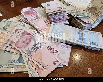 Banconote in pacchetto con set di denaro per la Turchia. Carta denaro 200, 100, 50, 20 PROVA. Stile piatto. Isolato su sfondo bianco Foto Stock