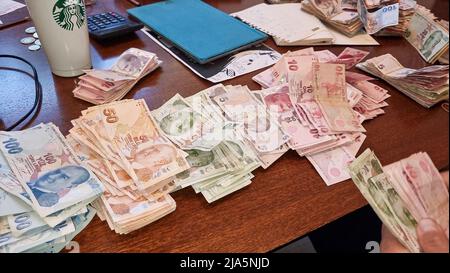 Banconote in pacchetto con set di denaro per la Turchia. Carta denaro 200, 100, 50, 20 PROVA. Stile piatto. Isolato su sfondo bianco Foto Stock