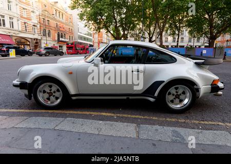 Londra, Grande Londra, Inghilterra, maggio 14 2022: White Porsche 911 Carrera vettura sportiva parcheggiata a Sloane Square, Chelsea. Foto Stock