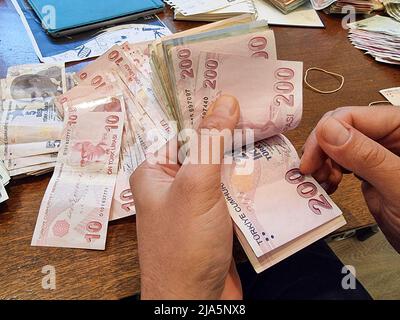 Banconote in pacchetto con set di denaro per la Turchia. Carta denaro 200, 100, 50, 20 PROVA. Stile piatto. Isolato su sfondo bianco Foto Stock