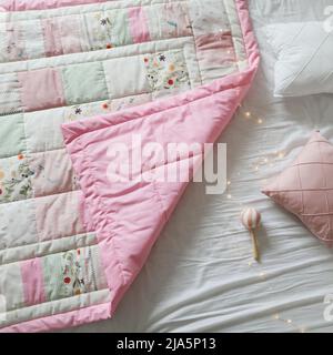 Culla per bambini accogliente con coperta patchwork. Biancheria da letto per bambini e tessuto per vivaio Foto Stock