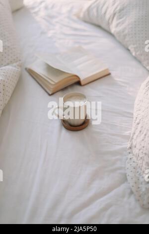 Atmosfera romantica in camera da letto, colazione dolce sul vassoio Foto  stock - Alamy